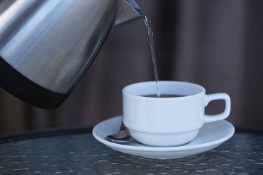 Sıcak sıcak kahve yapma su dökme