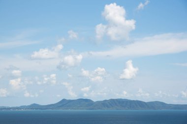 Cumulus bulutları ve güneşli bir gün mavi denizlerde