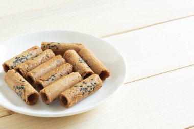 Hindistan cevizi beyaz bir tabak üzerinde rulo