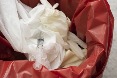 Cerrahi çöp kutusuna ameliyathane