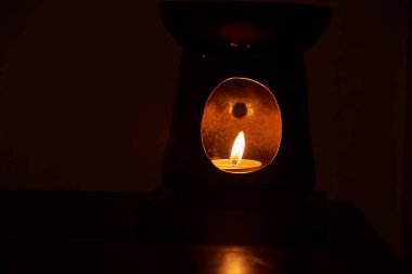 Aydınlatılmış mum ışığında eski bir fener.