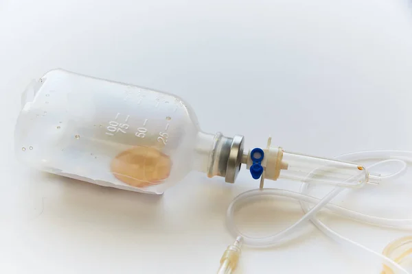 Saco usado de infusão de antibióticos em fundo branco — Fotografia de Stock