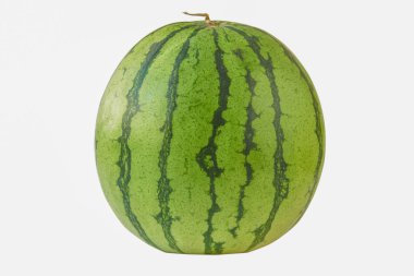 Beyaz arka planda izole edilmiş lezzetli bir karpuz. 