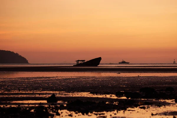 Escena de barco hundido y crepúsculo cielo por la mañana — Foto de Stock