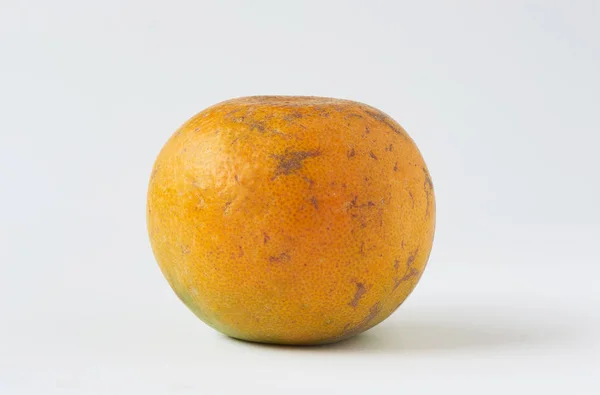 Uma laranja saborosa no fundo branco — Fotografia de Stock