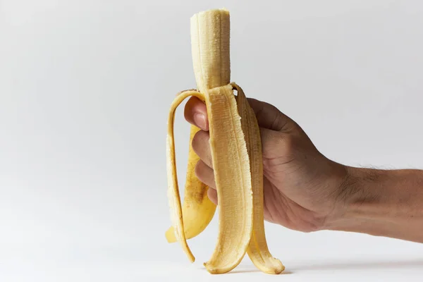 Uma casca de mão segurando comeu banana cavendish — Fotografia de Stock