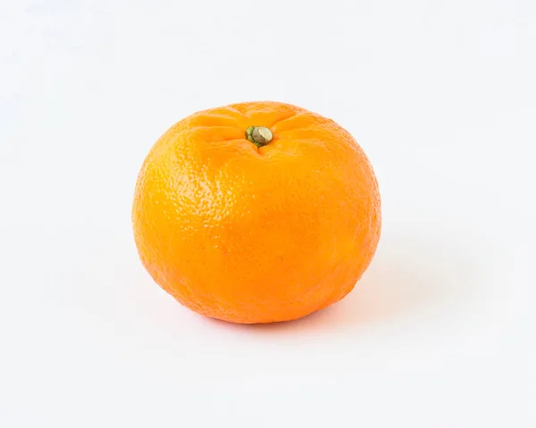 Uma laranja saborosa no fundo branco — Fotografia de Stock