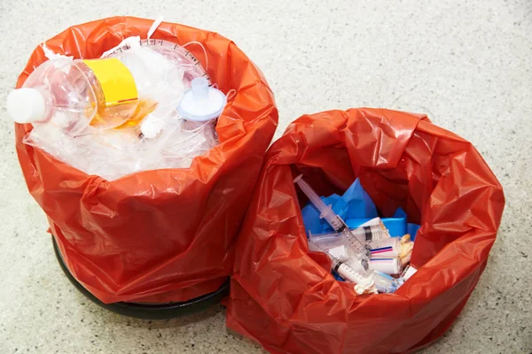 Ameliyathane içinde iki cerrahi çöp bidonları