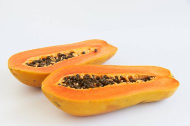 Beyaz arka planda iki dilim papaya.