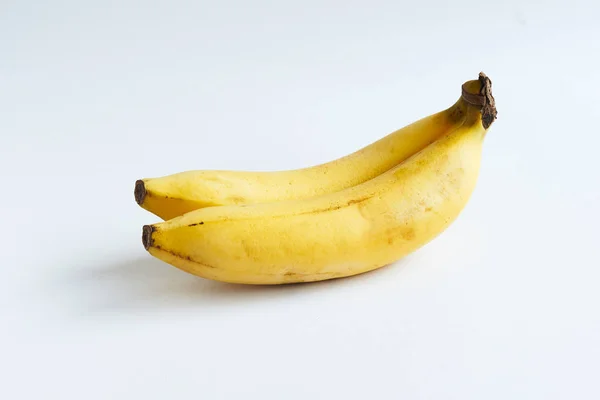 Finom érett banán fehér alapon — Stock Fotó