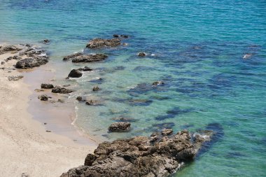 Klong Nin, Lanta Adası, Krabi 'deki güzel sahil ve kayaların yüksek açılı manzarası.