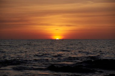 Denizde gün batımı ve Klong nin sahilinde güzel turuncu gökyüzü, Lanta adası, Krabi, Tayland