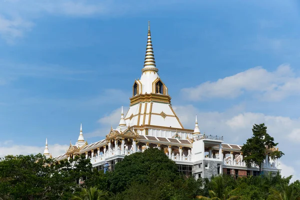 Hermoso Templo Tailandés Leuk Krabi Tailandia Sobre Fondo Azul Del — Foto de Stock