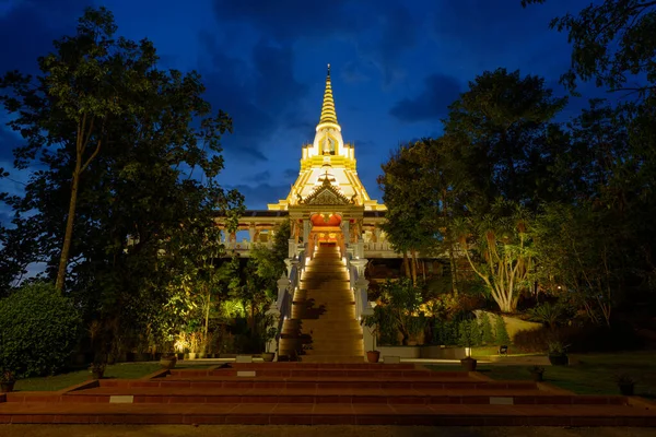 Bellissimo Tempio Thailandese Leuk Krabi Thailandia Sullo Sfondo Del Cielo — Foto Stock