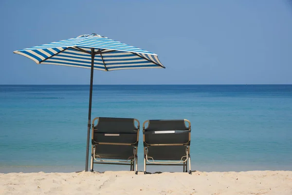 Duas Cadeiras Praia Guarda Chuva Praia Mar Azul Dia Ensolarado — Fotografia de Stock