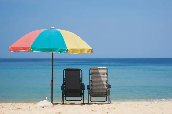 Duas Cadeiras Praia Guarda Chuva Cor Praia Mar Azul Dia — Fotografia de Stock