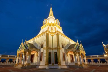 Ao leuk, Krabi, Tayland 'daki güzel Tayland tapınağı alacakaranlık mavi gökyüzüne karşı