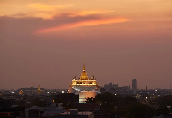 黄昏时分背景上美丽的金山寺 — 图库照片