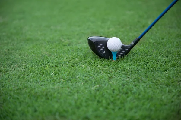 Golfschläger und Ball auf einem Abschlag auf grünem Gras — Stockfoto