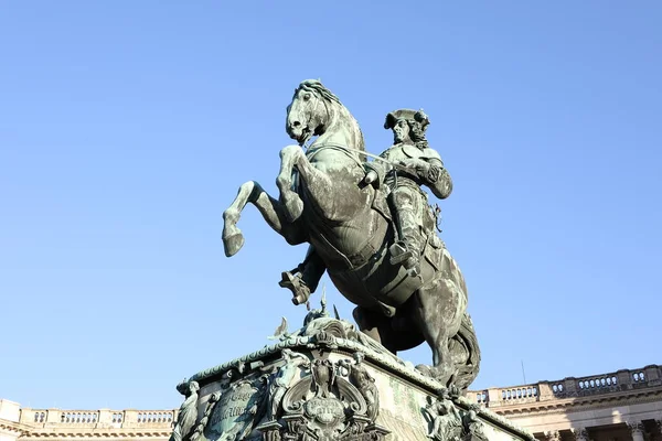 Vienna, Avusturya - 31 Ekim 2016: Atlı heykeli Prens e