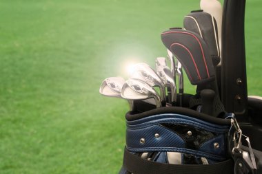 Golf club civarındaki karşı yeşil çim çanta