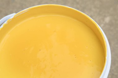 Sarı akrilik renk boya kovası