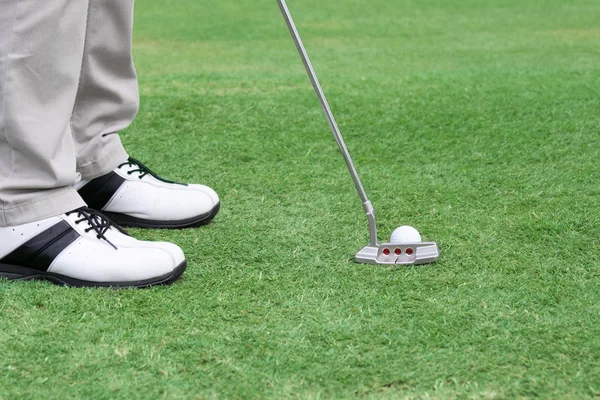 Jugador puso una pelota de golf en un verde —  Fotos de Stock