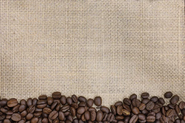Pražené kávové boby na pytli — Stock fotografie