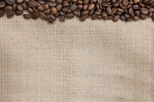Pražené kávové boby na pytli — Stock fotografie