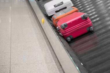 Taşıma bandında bir bavul