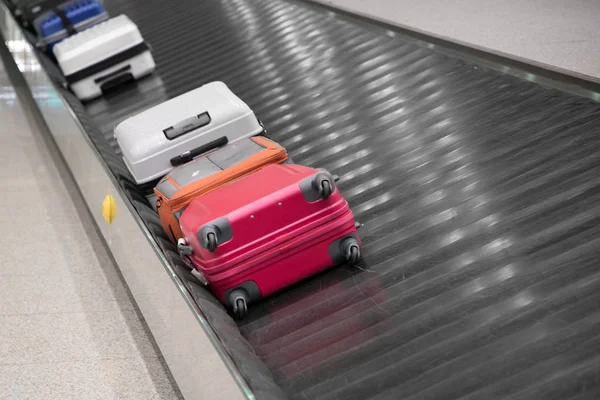 Taşıma bandında bir bavul