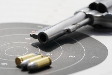 Hedef 9mm mermiler silahla