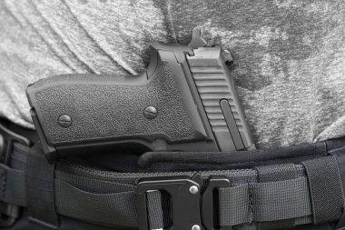 pantolon bir silah üzerinde kapat