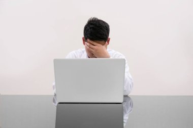 adam kafasını laptop önünde kapma