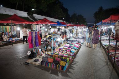 Luang Prabang, Laos -3 Haziran: Gece Hediyelik eşya pazarı önünde