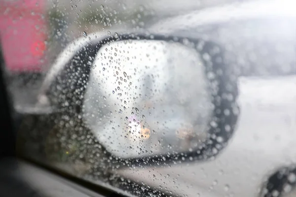 ayna yağmur ile dışarıda araba