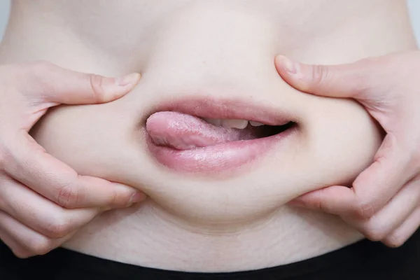 kadın al karnına ağız yemek için onun hazır