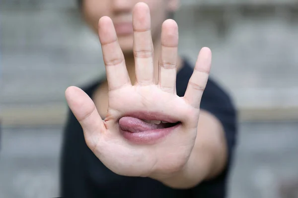 Mano mostrando gesto di arresto con una bocca sulla mano — Foto Stock