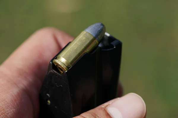 el 9 mm mermi silah dergi yükleme
