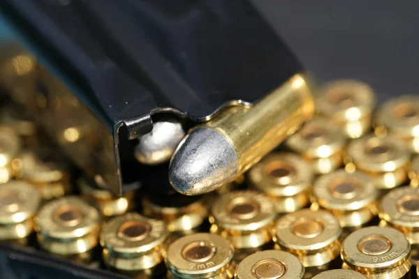 silah ile 9 mm mermi dergisi