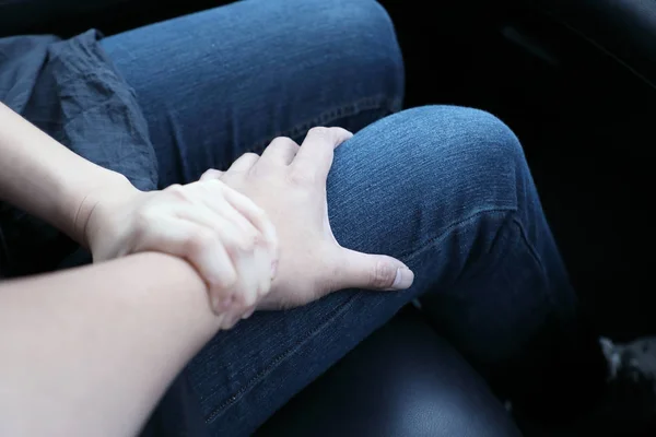 Un hombre mano tacto mujer pierna — Foto de Stock