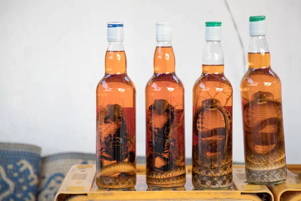 Kobra ve Akrep içki şişesi