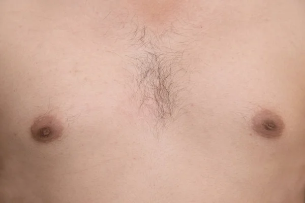 bir adamın kıllı göğüs