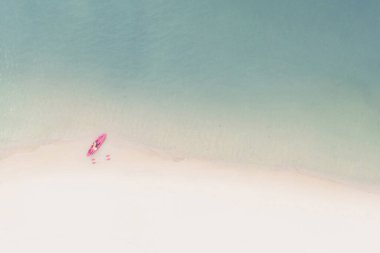 Mavi Deniz 'li kano teknesiyle kumsalın havadan görünüşü