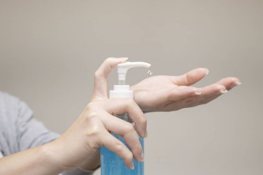 Spor salonunda dambılla çalışan kadının yakın çekimi.