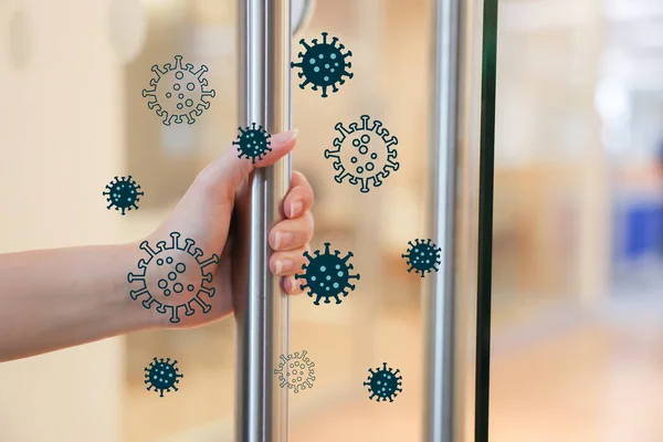 Spor salonunda dambılla çalışan kadının yakın çekimi.