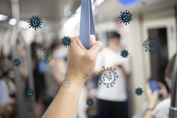 Spor salonunda dambılla çalışan kadının yakın çekimi.