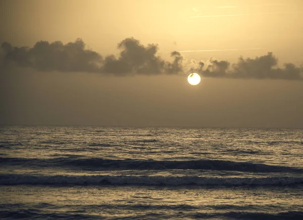 Salida del sol sobre el Océano Atlántico —  Fotos de Stock