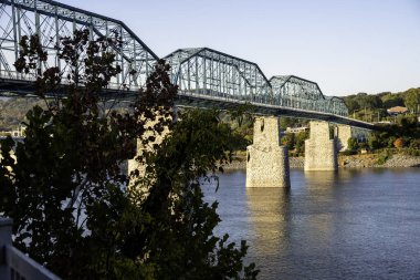 Chattanooga Tennessee 'deki Walnut Caddesi yaya köprüsü.