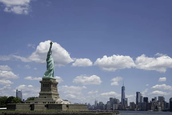 Utsikt Över Frihetsgudinnan Med Manhattan Bakgrunden — Stockfoto
